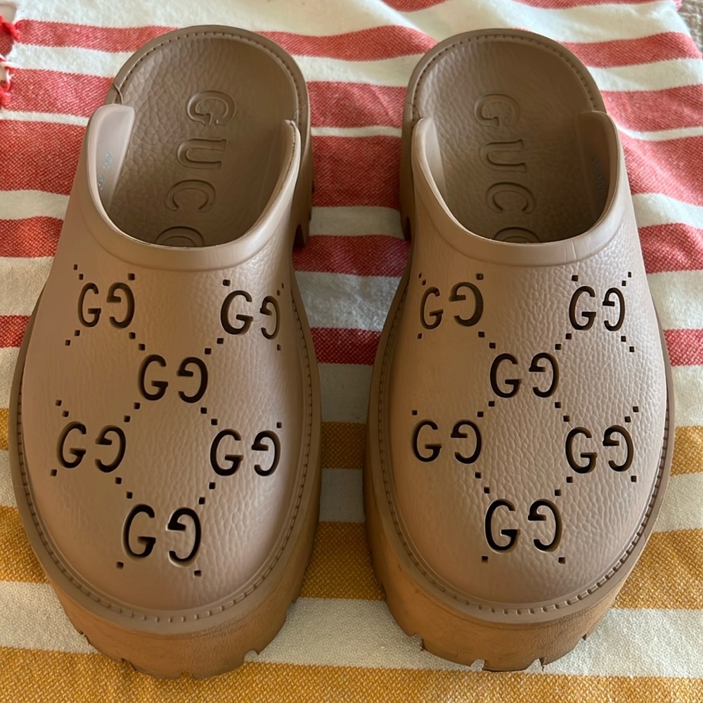 Gucci Tan Logo Slide Sandals 39 (women’s 9)